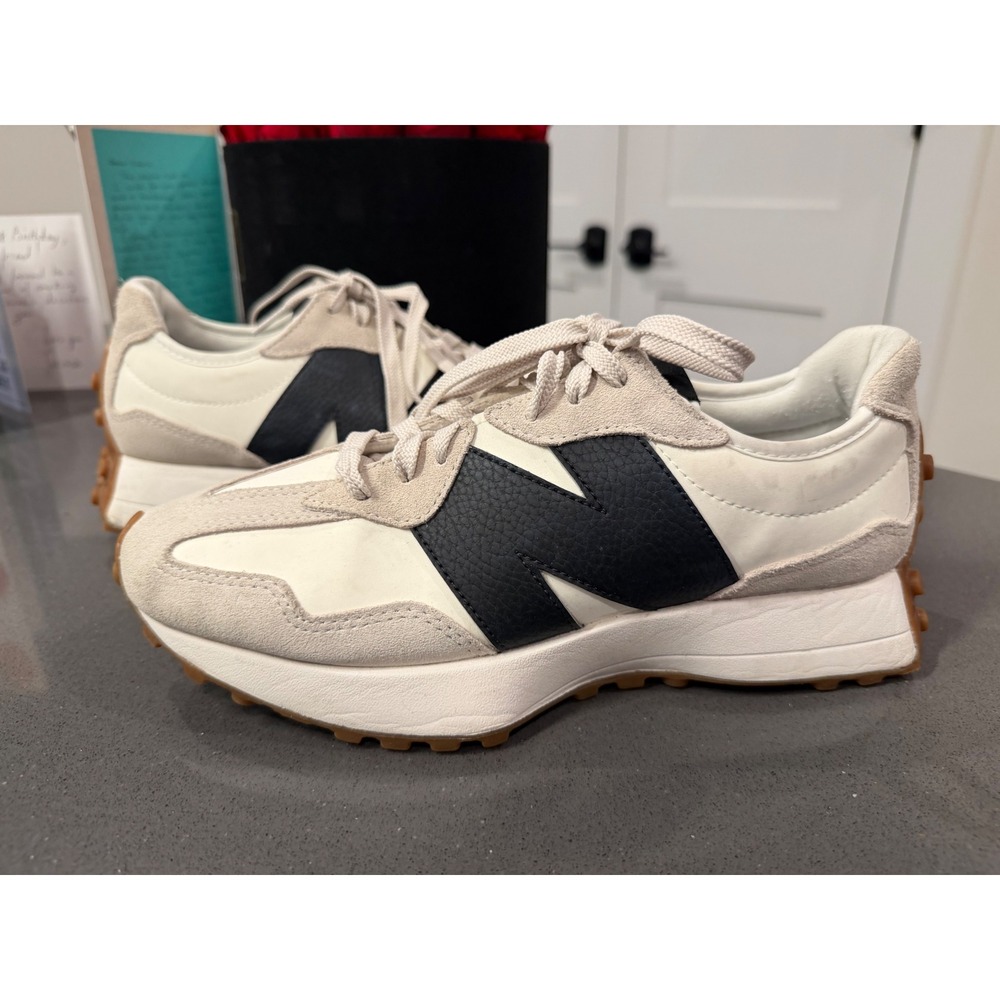 New Balance 327 Sneakers Womens 9.5 EUC Lifestyle Retro Athleisure Unisex Mens 8